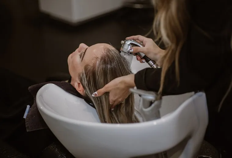 Clienta la coafor intr-un salon